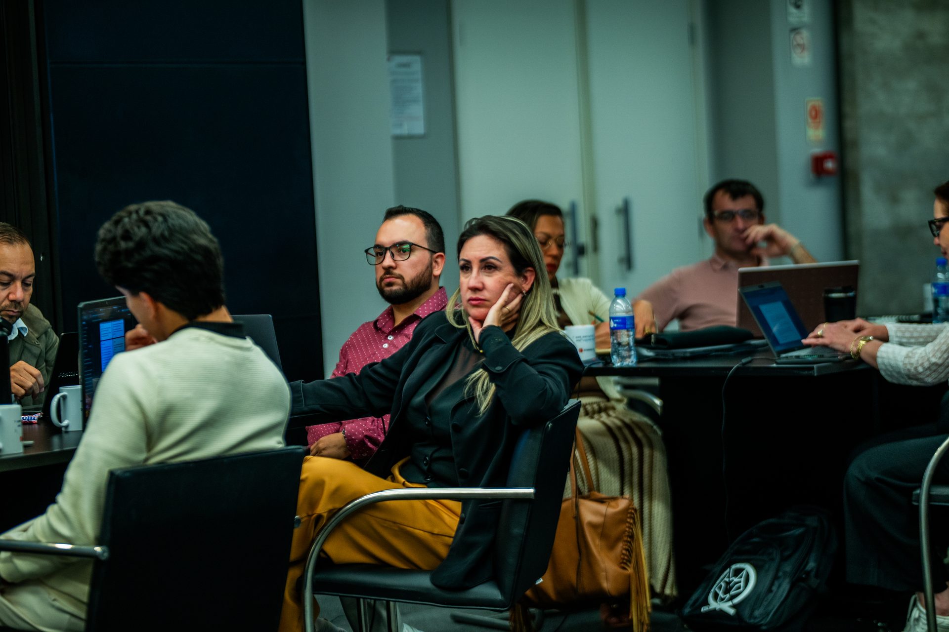Plateia cheia acompanhando a apresentação