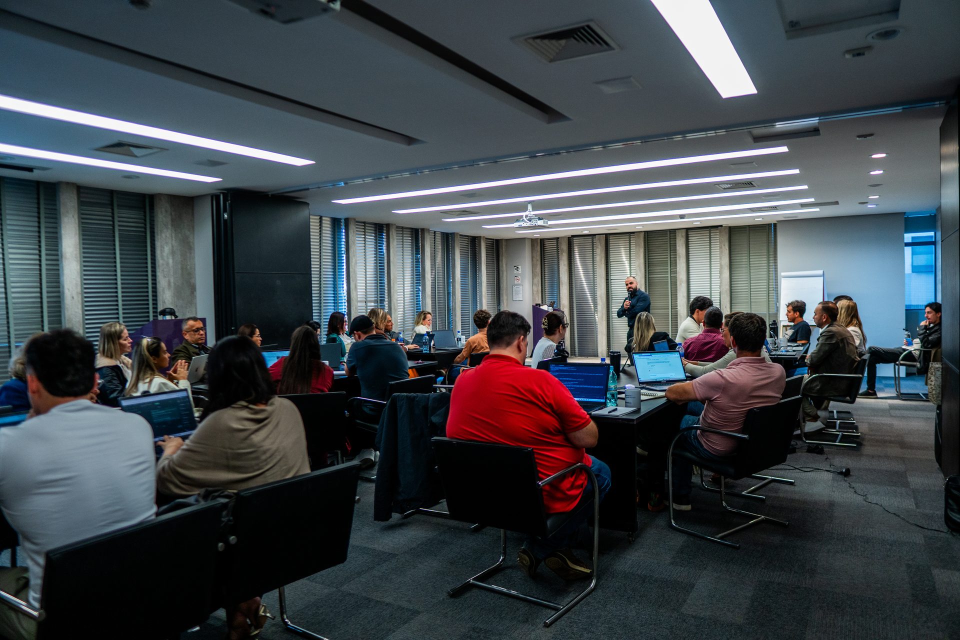 Sala lotada de empresários no evento DOMINA.IA