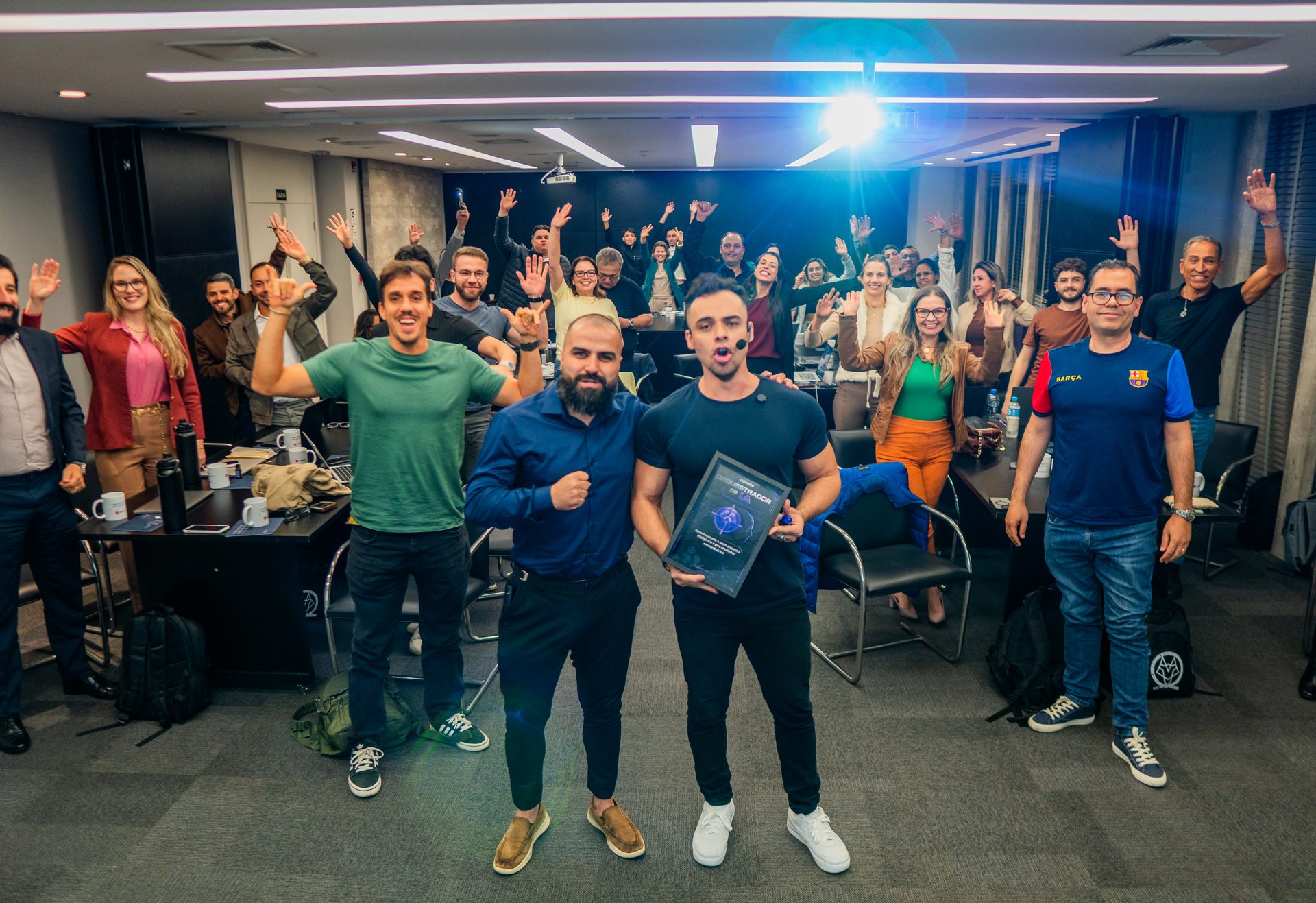 Turma do evento com energia, mãos levantadas