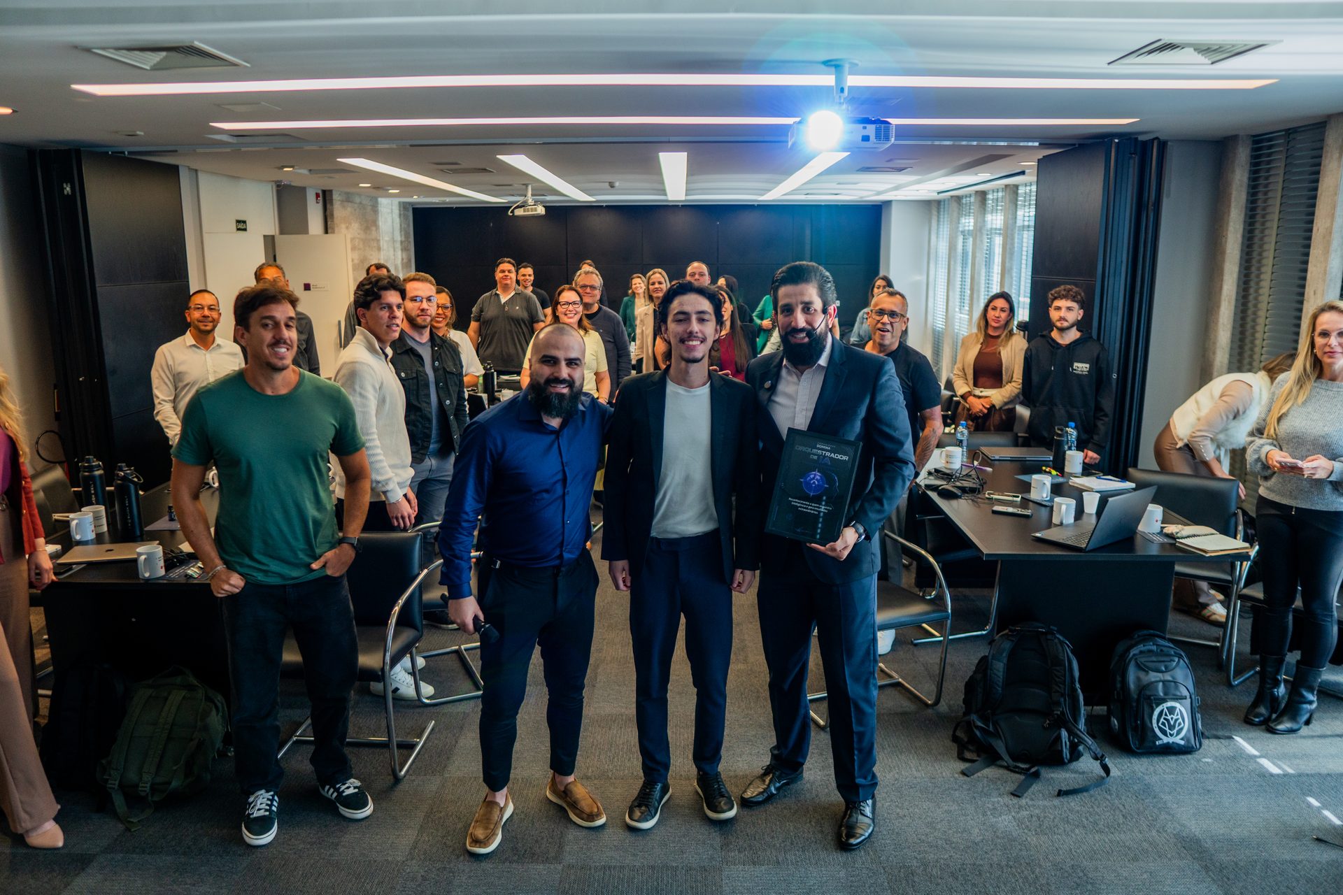 Grupo de participantes sorrindo