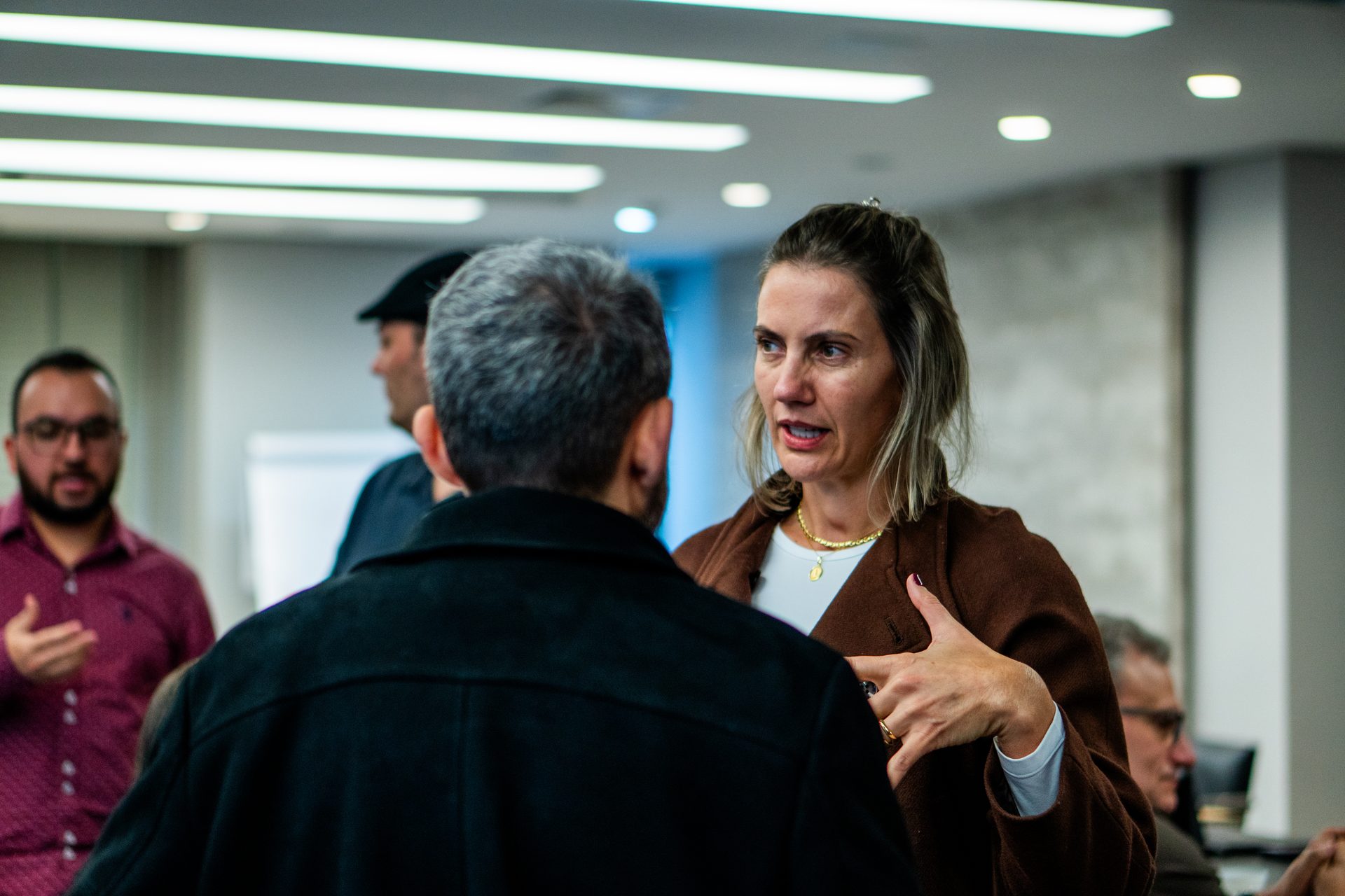 Grupo diverso de empresários participantes