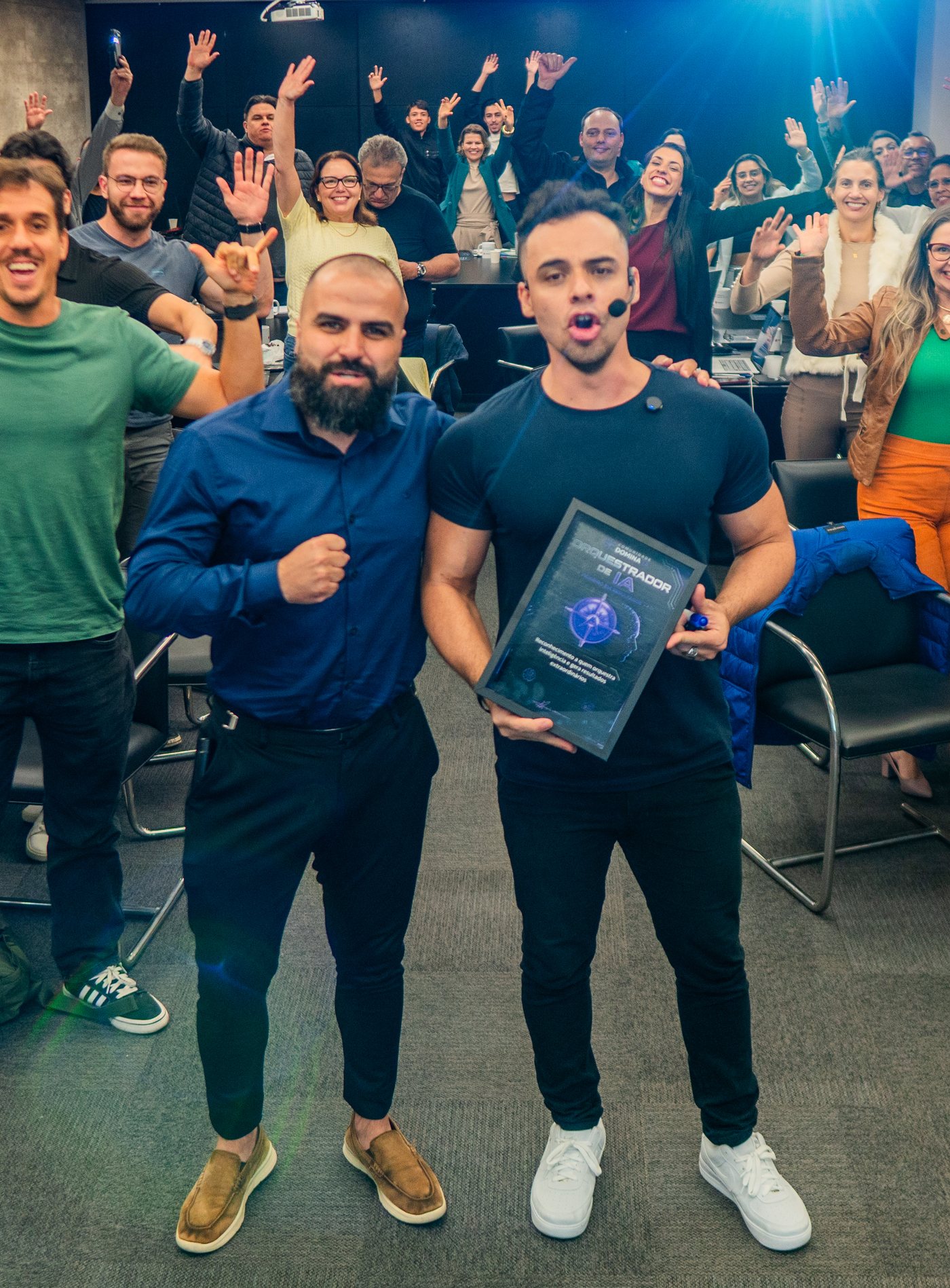 Israel King recebendo a placa DOMINA das mãos de Rudnei Mazepa, premiado pelo resultado